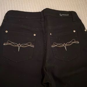 Cute embroidered western jeans! Midrise classic fit jeans!